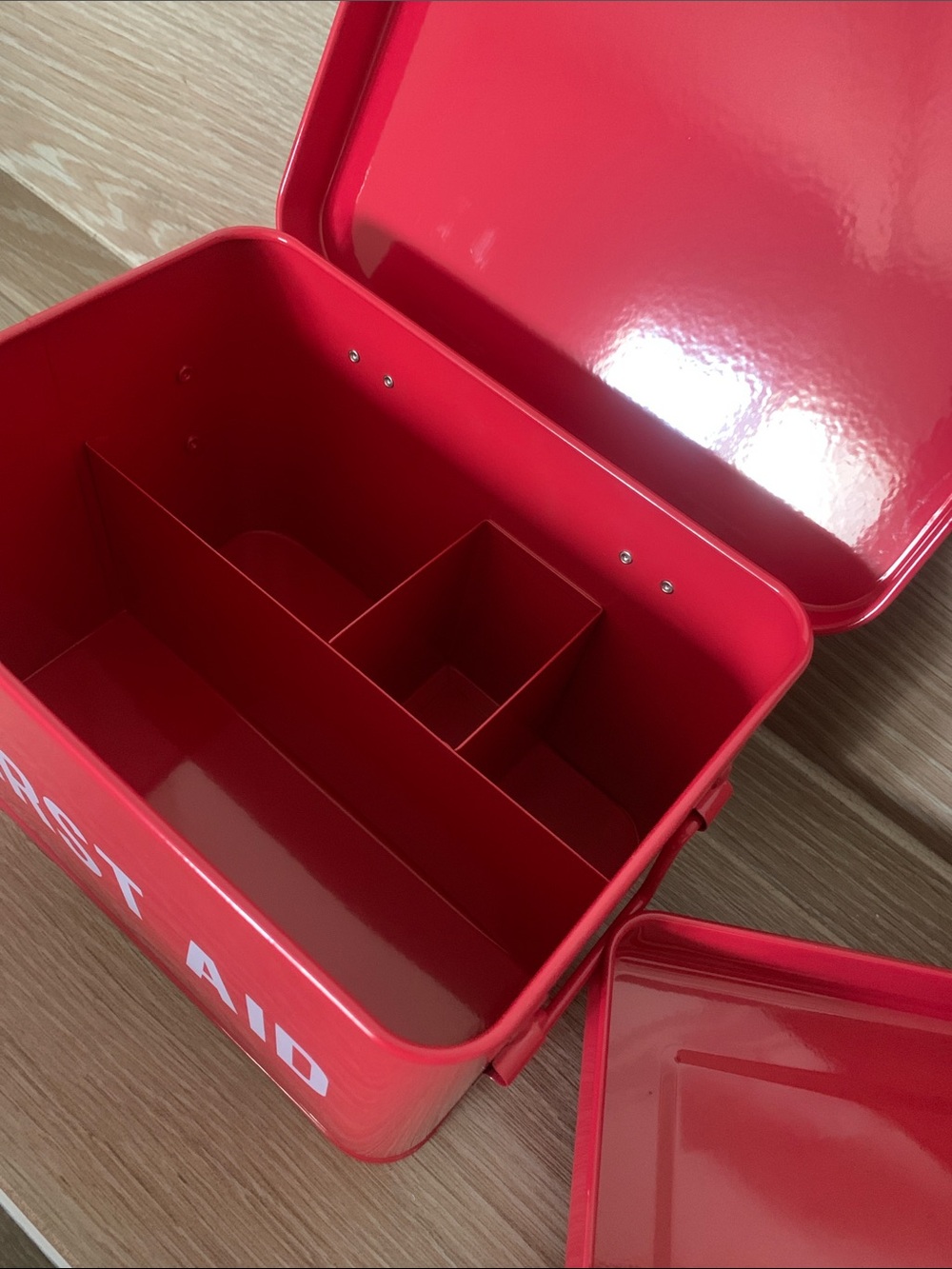 ROBELY First Aid Kit Metal Tin Container Storage Box - 'First Aid' Red - Picture 4 of 4